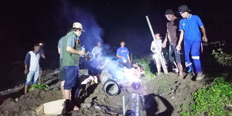 Pekerjaan pipa instalasi air diameter 300 yang hanyut di sungai Bulota, Senin (22/11/2021). (Foto : Istimewa)