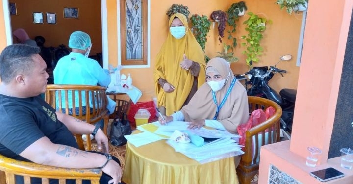 Pendampingan oleh tim Dinas Kesehatan Provinsi Gorontalo pada Studi Serosurvei oleh Badan Litbangkes Kemenkes RI di Kelurahan Limbah B Kota Gorontalo (istimewa)