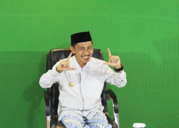 Bupati Gorontalo, Nelson Pomalingo saat berpose Salam Literasi yang juga menandakan LTKL Dan Festival Kabupaten Lestari. (Foto : Istimewa).
