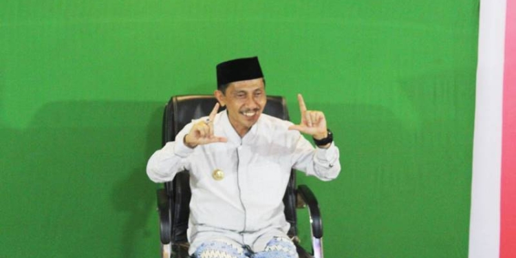 Bupati Gorontalo, Nelson Pomalingo saat berpose Salam Literasi yang juga menandakan LTKL Dan Festival Kabupaten Lestari. (Foto : Istimewa).