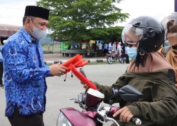 KPU Kabupaten Bone Bolango membagikan masker dalam rangka HUT KORPRI ke-50, Senin (29/11/2021) (istimewa)
