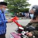 KPU Kabupaten Bone Bolango membagikan masker dalam rangka HUT KORPRI ke-50, Senin (29/11/2021) (istimewa)