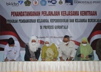 Ketua TP-PKK Provinsi Gorontalo Idah Syahidah Rusli Habibie (karawo kuning) menandatangani perjanjian kerja sama Program Pembangunan Keluarga, kependudukan dan Keluarga Berencana dengan BKKBN Provinsi Gorontalo, bertempat di Kantor BKKBN Provinsi Gorontalo, Selasa (30/11/2021). Kerjasama kemitraan tersebut bertujuan untuk mempercepat implementasi penurunan kasus stunting di Provinsi Gorontalo. (Foto: Istimewa)