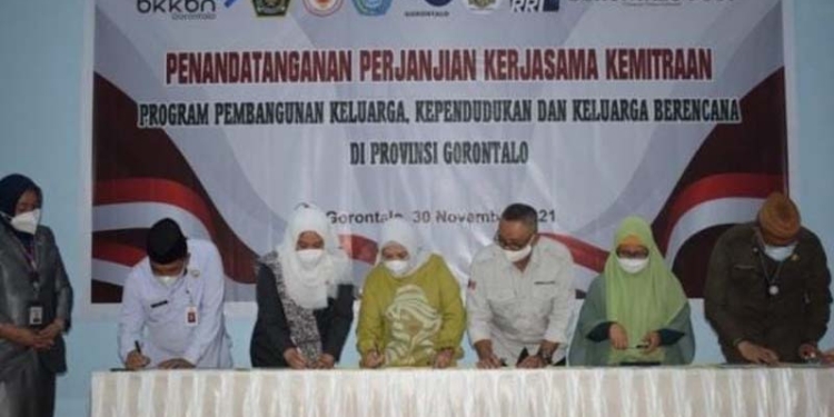 Ketua TP-PKK Provinsi Gorontalo Idah Syahidah Rusli Habibie (karawo kuning) menandatangani perjanjian kerja sama Program Pembangunan Keluarga, kependudukan dan Keluarga Berencana dengan BKKBN Provinsi Gorontalo, bertempat di Kantor BKKBN Provinsi Gorontalo, Selasa (30/11/2021). Kerjasama kemitraan tersebut bertujuan untuk mempercepat implementasi penurunan kasus stunting di Provinsi Gorontalo. (Foto: Istimewa)