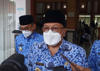Wali Kota Blitar Santoso saat diwawancarai awak media. (Foto: Ma'ruf/gopos)
