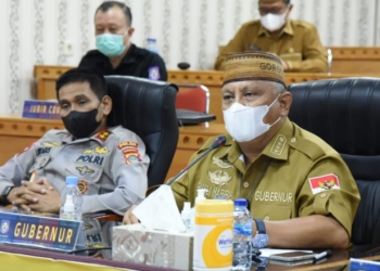 Gubernur Gorontalo Rusli Habibie saat memimpin Rapat Forkopimda Diperluas secara daring yang berlangsung dari Mapolda Gorontalo, Senin (15/11/2021).  (dok. hms)