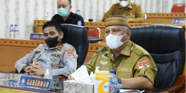 Gubernur Gorontalo Rusli Habibie saat memimpin Rapat Forkopimda Diperluas secara daring yang berlangsung dari Mapolda Gorontalo, Senin (15/11/2021).  (dok. hms)