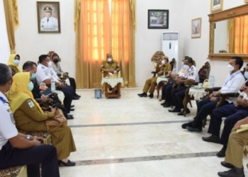 Gubernur Rusli Habibie saat memimpin rapat terbatas bersama bersama Sekdaprov Darda Daraba, Dinas Perhubungan, kepala BPBD, petugas satgas covid-19, Senin (15/11/2021) (foto: salma/hms)
