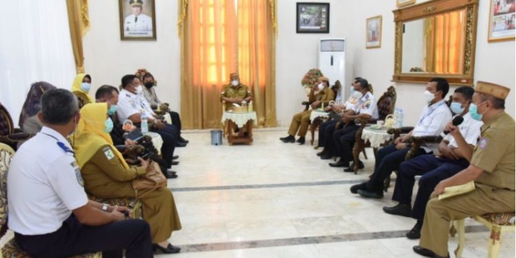 Gubernur Rusli Habibie saat memimpin rapat terbatas bersama bersama Sekdaprov Darda Daraba, Dinas Perhubungan, kepala BPBD, petugas satgas covid-19, Senin (15/11/2021) (foto: salma/hms)