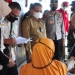 Wagub Gorontalo Idris Rahim (tengah) bersama Kapolda Gorontalo Irjen Pol. Akhmad Wiyagus meninjau vaksinasi dari rumah ke rumah yang dilaksanakan oleh Binda Provinsi Gorontalo di Desa Bajo, Kecamatan Tilamuta, Kabupaten Boalemo, Selasa (23/11/2021). (Foto : Haris)