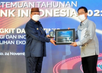 Wagub Gorontalo H. Idris Rahim (kiri) menerima penghargaan dari Kepala Perwakilan BI Gorontalo atas pencapaian jumlah merchat QRIS di wilayah Gorontalo yang melebihi target nasional pada Pertemuan Tahunan BI 2021, Rabu (24/11/2021). (Foto: Haris)