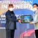 Wagub Gorontalo H. Idris Rahim (kiri) menerima penghargaan dari Kepala Perwakilan BI Gorontalo atas pencapaian jumlah merchat QRIS di wilayah Gorontalo yang melebihi target nasional pada Pertemuan Tahunan BI 2021, Rabu (24/11/2021). (Foto: Haris)