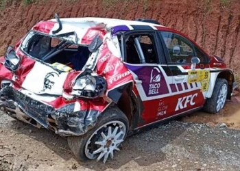 Mobil yang ditumpangi Ketua MPR RI Bambang Soesatyo alias Bamsoet mengalami kecelakaan saat mengikuti ekshibisi Rally Meikarta, bekasi, Sabtu (27/11/2021). (Foto : Istimewa)
