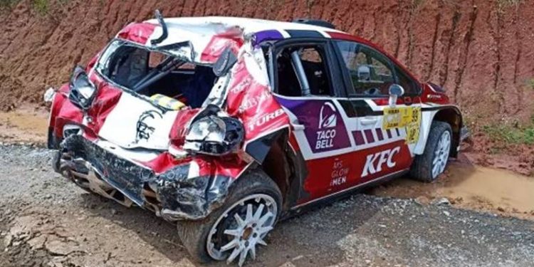 Mobil yang ditumpangi Ketua MPR RI Bambang Soesatyo alias Bamsoet mengalami kecelakaan saat mengikuti ekshibisi Rally Meikarta, bekasi, Sabtu (27/11/2021). (Foto : Istimewa)