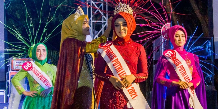 Dian Anggriyani Aprilia Habi saat dinobatkan sebagai Putri Lestari pada rangkaian Festival Kabupaten Lestari tahun 2021. (Foto istimewa)