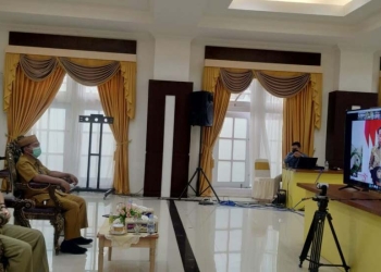 Wakil Gubernur Gorontalo H. Idris Rahim yang didampingi Sekretaris daerah Darda Daraba, saat mengikuti Penyerahan Daftar Isian Pelaksanaan Anggaran (DIPA) serta Transfer ke Daerah dan Dana Desa (TKDD) tahun anggaran 2022 untuk Kementerian, Lembaga, dan Pemerintah Daerah oleh Presiden Joko Widodo secara daring, dari Aula Rujab Gubernur, Senin (29/11/2021). (Foto: Echin)