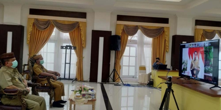Wakil Gubernur Gorontalo H. Idris Rahim yang didampingi Sekretaris daerah Darda Daraba, saat mengikuti Penyerahan Daftar Isian Pelaksanaan Anggaran (DIPA) serta Transfer ke Daerah dan Dana Desa (TKDD) tahun anggaran 2022 untuk Kementerian, Lembaga, dan Pemerintah Daerah oleh Presiden Joko Widodo secara daring, dari Aula Rujab Gubernur, Senin (29/11/2021). (Foto: Echin)