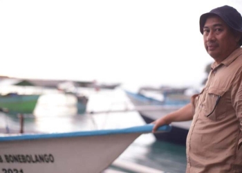 Bupati Bone Bolango saat menyerahkan bantuan perahu untuk para nelayan dibagian Bone Pesisir, Sabtu (20/11/2021). (Foto Istimewa
