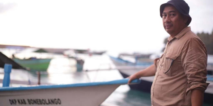 Bupati Bone Bolango saat menyerahkan bantuan perahu untuk para nelayan dibagian Bone Pesisir, Sabtu (20/11/2021). (Foto Istimewa