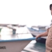 Bupati Bone Bolango saat menyerahkan bantuan perahu untuk para nelayan dibagian Bone Pesisir, Sabtu (20/11/2021). (Foto Istimewa