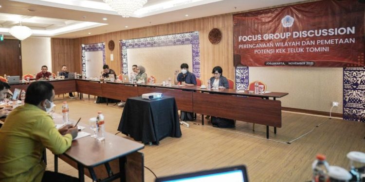 Focus Grup Discussion tentang perencanaan wilayah dan pemetaan potensi KEK Teluk Tomini, Senin (15/11/2021) (dok. UNG)