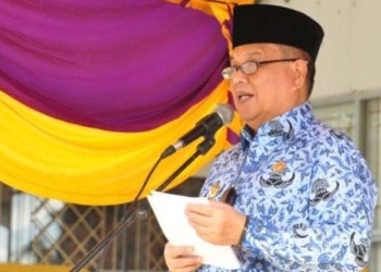 Wagub Gorontalo H. Idris Rahim membacakan sambutan tertulis Mendikbudristek pada peringatan Hari Guru Nasional tahun 2021 tingkat Provinsi Gorontalo di halaman Museum Purbakala, Kamis (25/11/2021). (Foto: Haris)