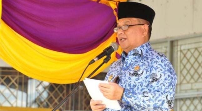 Wagub Gorontalo H. Idris Rahim membacakan sambutan tertulis Mendikbudristek pada peringatan Hari Guru Nasional tahun 2021 tingkat Provinsi Gorontalo di halaman Museum Purbakala, Kamis (25/11/2021). (Foto: Haris)