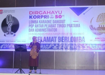 Wakil Bupati Bone Bolango, Merlan S. Uloli saat membuka kegiatan lomba karaoke dangdut pop antar OPD, dalam rangka memperingati HUT Korpri ke-50 tingkat Kabupaten Bone Bolango, yang dilaksanakan di Auditorium Bone Bolango, Rabu (24/11/2021). (Foto Yudi/Sespro Wabup)