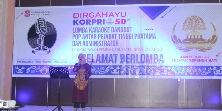 Wakil Bupati Bone Bolango, Merlan S. Uloli saat membuka kegiatan lomba karaoke dangdut pop antar OPD, dalam rangka memperingati HUT Korpri ke-50 tingkat Kabupaten Bone Bolango, yang dilaksanakan di Auditorium Bone Bolango, Rabu (24/11/2021). (Foto Yudi/Sespro Wabup)
