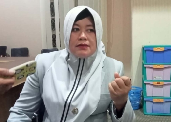 Leni Ontalu, Ketua Komisi B, DPRD Kota Gorontalo saat diwawamcarai terkait kenaikan harga minyak goreng, Selasa (23/11/21). (Foto: Sari/gopos)