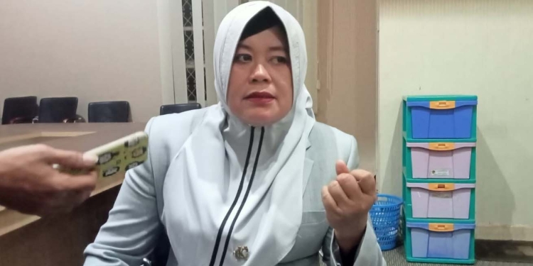 Leni Ontalu, Ketua Komisi B, DPRD Kota Gorontalo saat diwawamcarai terkait kenaikan harga minyak goreng, Selasa (23/11/21). (Foto: Sari/gopos)