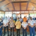 Sekretaris Daerah Provinsi Gorontalo, Darda Daraba (kemeja kuning) foto bersama usai pembukaan rapat koordinasi persiapan penyelenggaraan angkutan Natal 2021 dan Tahun Baru 2022, Kamis (25/11/2021) di Villa Kencana Bolihutuo, Boalemo. (Foto: Ajudan)