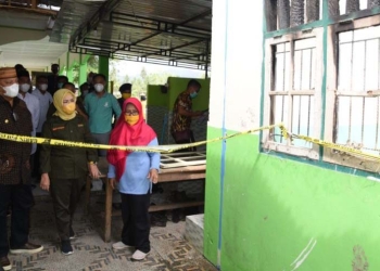 Gubernur Gorontalo Rusli Habibie didampingi Ketua TPKK Idah Syahidah saat meninjau korban kebakaran di panti asuhan Harapan Kita di Desa Huntu Utara, Kecamatan Bulango Selatan, Kabupaten Bone Bolango, Jumat (19/11/2021). (Foto: Salman)