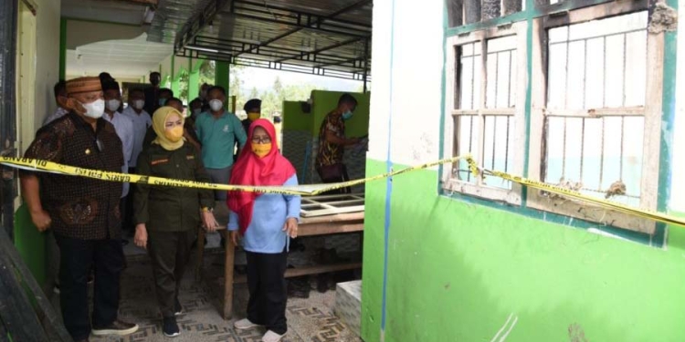 Gubernur Gorontalo Rusli Habibie didampingi Ketua TPKK Idah Syahidah saat meninjau korban kebakaran di panti asuhan Harapan Kita di Desa Huntu Utara, Kecamatan Bulango Selatan, Kabupaten Bone Bolango, Jumat (19/11/2021). (Foto: Salman)