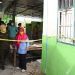 Gubernur Gorontalo Rusli Habibie didampingi Ketua TPKK Idah Syahidah saat meninjau korban kebakaran di panti asuhan Harapan Kita di Desa Huntu Utara, Kecamatan Bulango Selatan, Kabupaten Bone Bolango, Jumat (19/11/2021). (Foto: Salman)