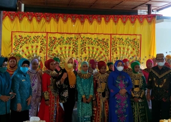 Idah Syahidah R Habibie (jilbab kuning) saat foto bersama peserta pembeatan dan nikah massal, Rabu (24/11/2021).