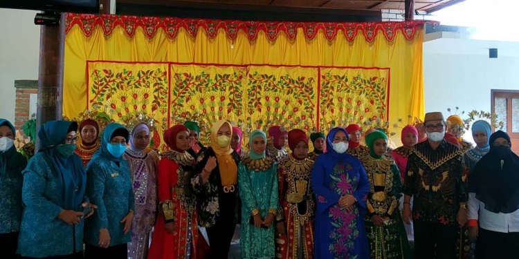 Idah Syahidah R Habibie (jilbab kuning) saat foto bersama peserta pembeatan dan nikah massal, Rabu (24/11/2021).