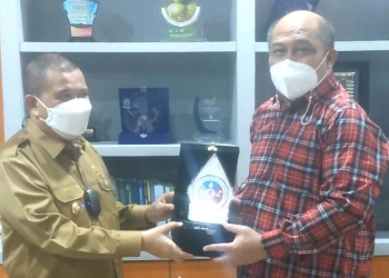 Wagub Gorontalo H. Idris Rahim, menerima cenderamata dari Deputi BPJS Ketenagakerjaan Kantor Wilayah Sulawesi dan Maluku, Arif Budiarto, di Gubernuran Gorontalo, Senin (22/11/2021). (Foto: Gusti)