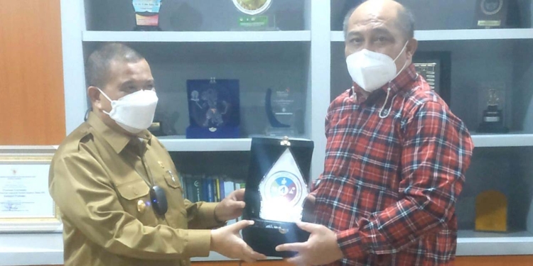 Wagub Gorontalo H. Idris Rahim, menerima cenderamata dari Deputi BPJS Ketenagakerjaan Kantor Wilayah Sulawesi dan Maluku, Arif Budiarto, di Gubernuran Gorontalo, Senin (22/11/2021). (Foto: Gusti)