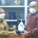 Wagub Gorontalo H. Idris Rahim, menerima cenderamata dari Deputi BPJS Ketenagakerjaan Kantor Wilayah Sulawesi dan Maluku, Arif Budiarto, di Gubernuran Gorontalo, Senin (22/11/2021). (Foto: Gusti)