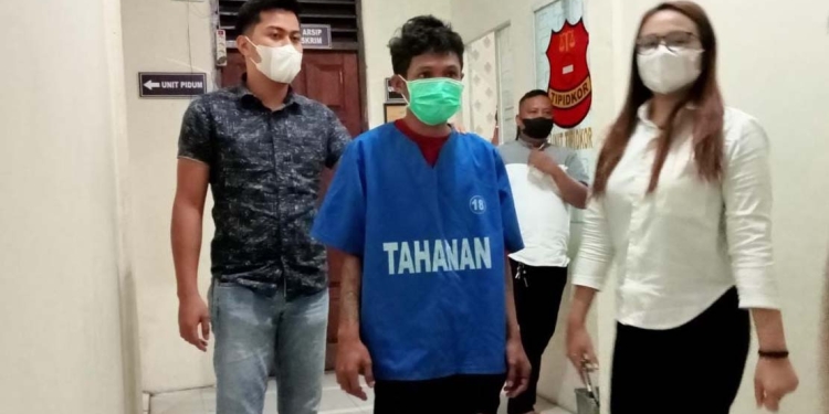 Salah satu tersangka Usman (25), pelaku pencurian sepeda motor di wilayah Kota Gorontalo, Jum'at (19/11/2021). (Foto: Sari/gopos)