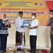 Bupati Pohuwato, Saipul Mbuinga saat menyerahkan bantuan perpustakaan desa berbasis digital, Rabu (24/11/2021). (Foto istimewa)