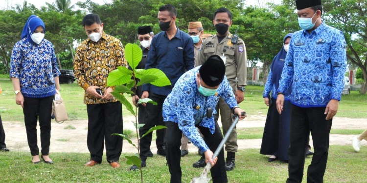 Wagub Gorontalo H. Idris Rahim, menanam pohon pada peringatan HGN tahun 2021 di halaman Museum Purbakala, Kamis (25/11/2021). (Foto: Haris)