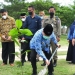 Wagub Gorontalo H. Idris Rahim, menanam pohon pada peringatan HGN tahun 2021 di halaman Museum Purbakala, Kamis (25/11/2021). (Foto: Haris)