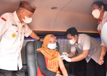 Bupati Pohuwato, Saipul Mbuinga saat meninjau vaksinasi Covid-19 di Buntulia, Rabu (24/11/2021). (Foto istimewa)