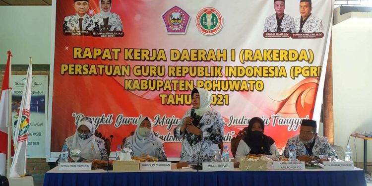 Wakil Bupati Pohuwato, Suharsi Igirisa saat memberikan sambutan pada pembahasan Rakerda PGRI Pohhuwato, di Marina Beach Resort, Selasa (23/11/2021). (Foto: Yusuf).
