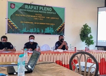 Kepala Dinas Penanaman Modal, ESDM dan Transmigrasi Bambang Trihandoko (kanan) didampingi Kabid Nakertrans Amir Hadju (tengah) saat memimpin Rapat Peleno Dewan Pengupahan Provinsi Gorontalo, Kamis (18/11/2021). (Foto: istimewa).
