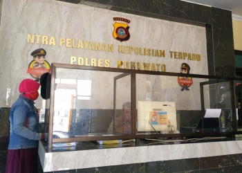 Ratna Hadali Warga Desa Dambalo, Kecamatan Popayato, saat memberikan surat aduan terkait pemotongan BST, ke Polres Pohuwato, Senin (22/11/2021). (Foto: Yusuf/Gopos)