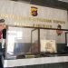Ratna Hadali Warga Desa Dambalo, Kecamatan Popayato, saat memberikan surat aduan terkait pemotongan BST, ke Polres Pohuwato, Senin (22/11/2021). (Foto: Yusuf/Gopos)