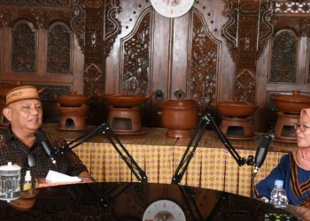 Gubernur Rusli Habibie saat diwawancarai pada Podcast Youtube Femmy Udoki di kediaman pribadinya di Kelurahan Moodu, Kota Gorontalo, Jumat (19/11/2021). Rusli membeberkan alasan badani pembentukan lima Daerah Otonomi Baru (DOB) di Provinsi Gorontalo.  (Foto: Salman)